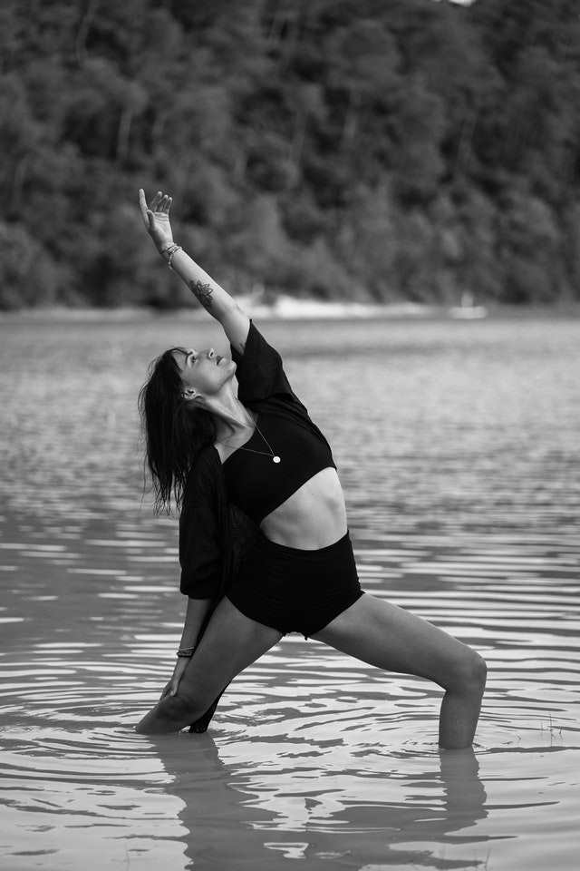 posture yoga dans l'eau