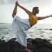 yoga aquatique au bord de la mer