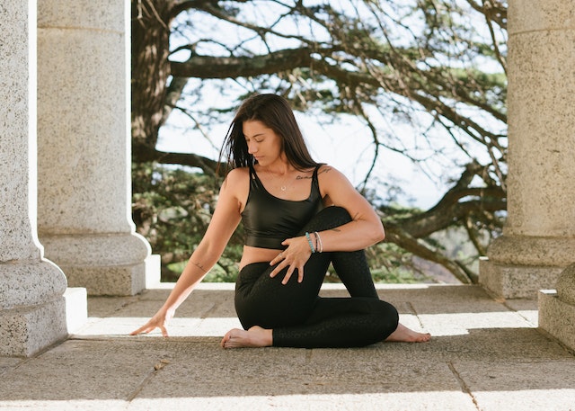 Femme pratiquant le yoga