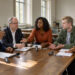 Débat public dynamique sur la politique sportive réunissant des dirigeants de clubs et des bénévoles dans une salle municipale.